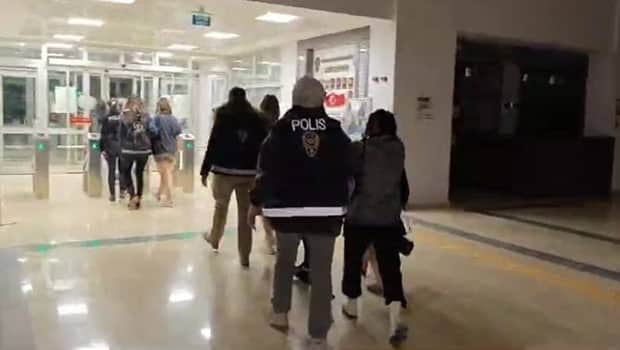 Antalya merkezli 3 ilde ‘fuhşa aracılık’ operasyonu: 6 tutuklama Antalya merkezli 3 ilde ‘fuhşa aracılık’ operasyonu: 6 tutuklama