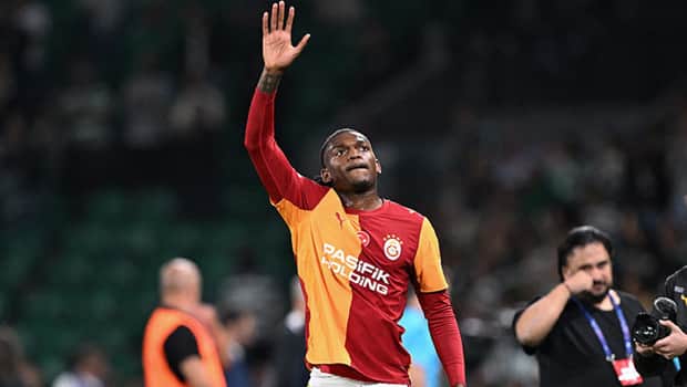 Sporting taraftarından Leao'ya protesto!