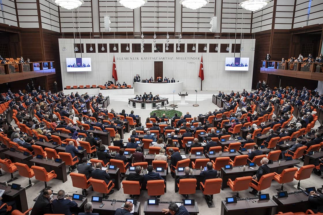 En düşük emekli aylığının artırılmasına yönelik düzenlemeyi de içeren kanun teklifi. 6 madde daha kabul edildi