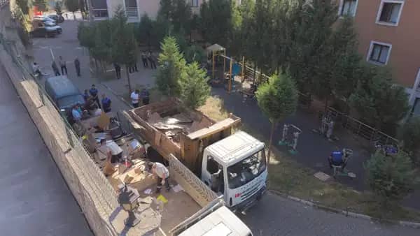 Anne ve oğlunun biriktirdiği 4 kamyon çöp temizlendi
