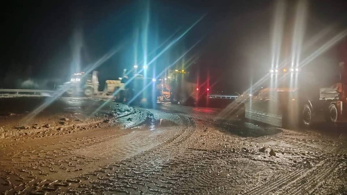 Sivas'ta sel sularıyla karayolu ulaşıma kapandı: Araç kuyrukları oluştu