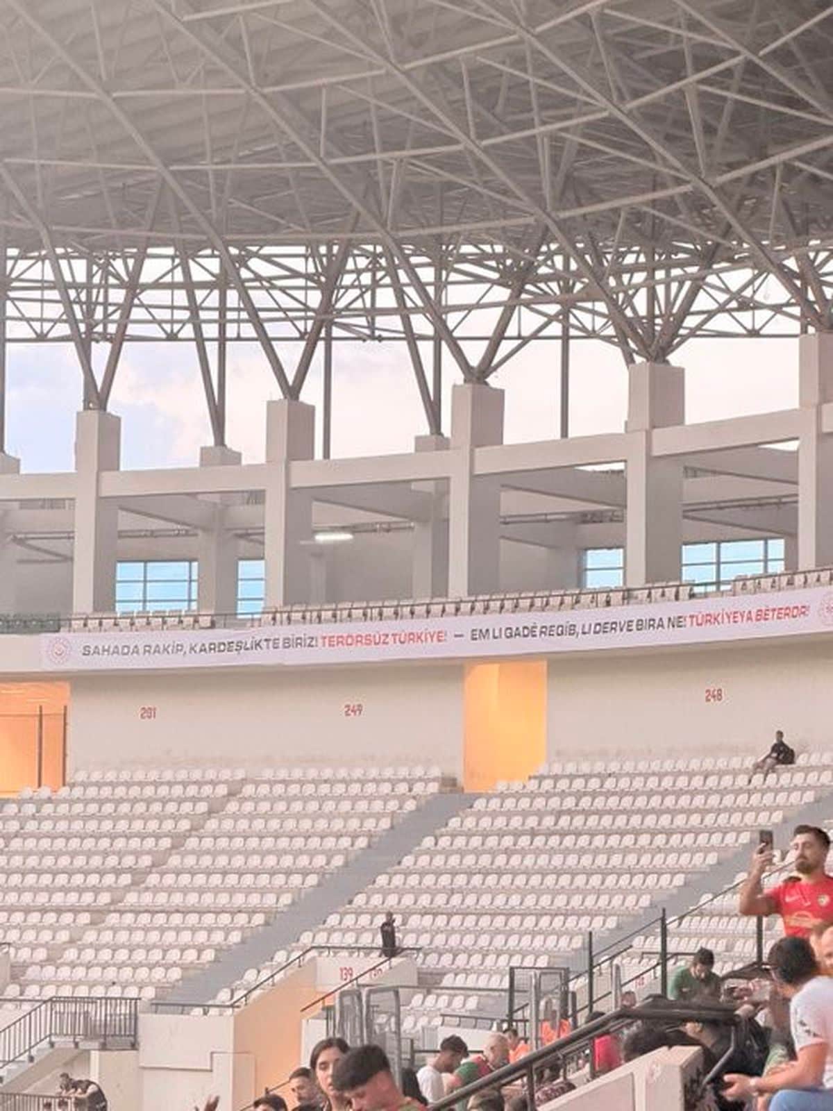 Amed-Erzurumspor Maçında 'Terörsüz Türkiye' Pankartı Amed-Erzurumspor Maçında 'Terörsüz Türkiye' Pankartı