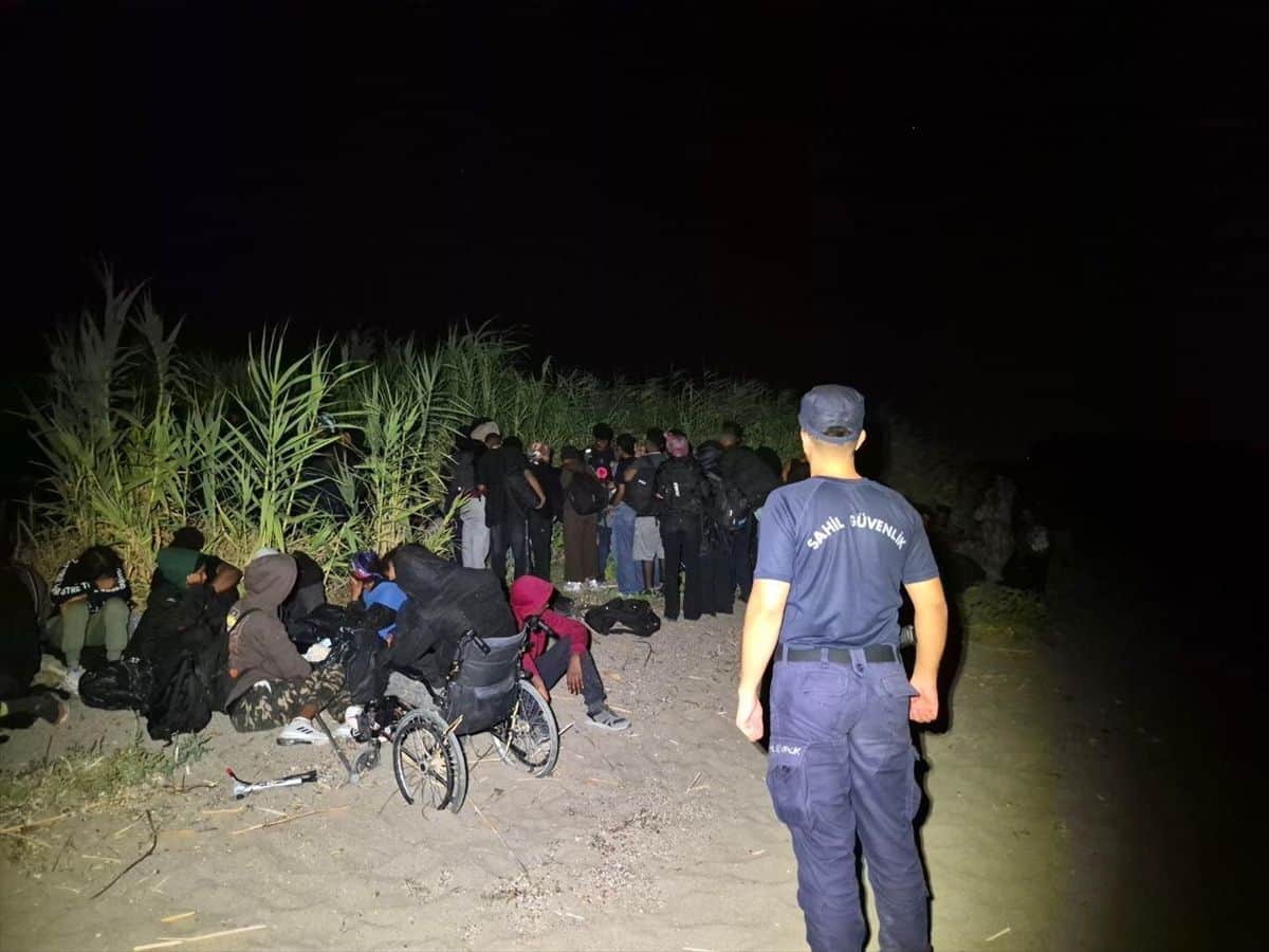İzmir'de 62 Düzensiz Göçmen Yakalandı İzmir'de 62 Düzensiz Göçmen Yakalandı