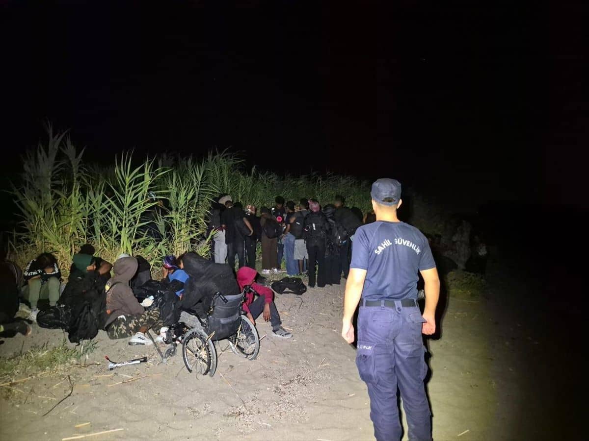 İzmir'de 62 Düzensiz Göçmen Yakalandı İzmir'de 62 Düzensiz Göçmen Yakalandı