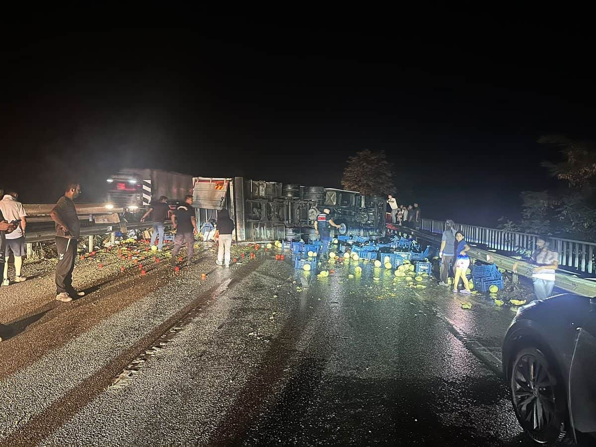 Kula'da Zincirleme Trafik Kazası: 7 Yaralı Kula'da Zincirleme Trafik Kazası: 7 Yaralı