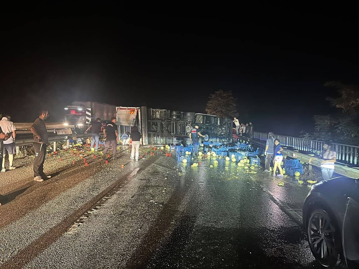 Kula'da Zincirleme Trafik Kazası: 7 Yaralı Kula'da Zincirleme Trafik Kazası: 7 Yaralı