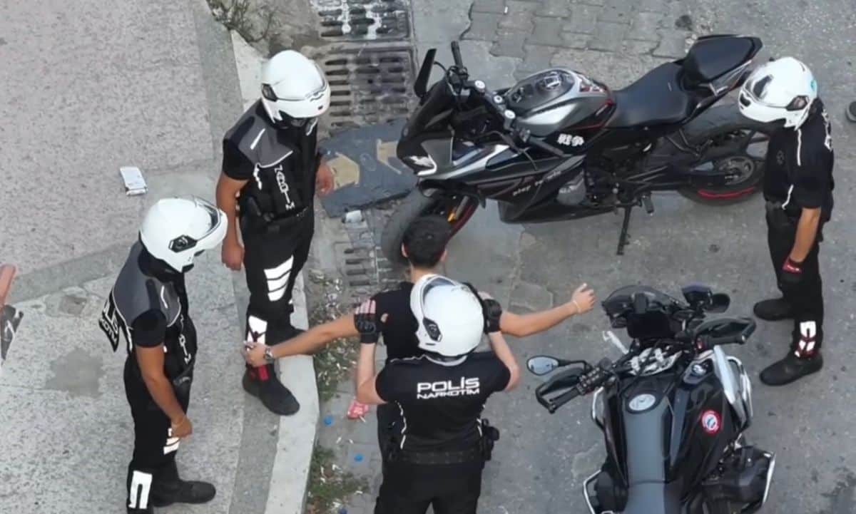 Edirne'de motorlu narkotik polisinden uyuşturucuya karşı etkin mücadele Edirne'de motorlu narkotik polisinden uyuşturucuya karşı etkin mücadele
