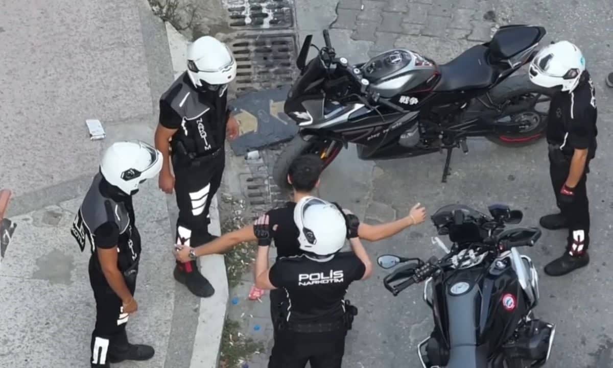 Edirne'de motorlu narkotik polisinden uyuşturucuya karşı etkin mücadele Edirne'de motorlu narkotik polisinden uyuşturucuya karşı etkin mücadele