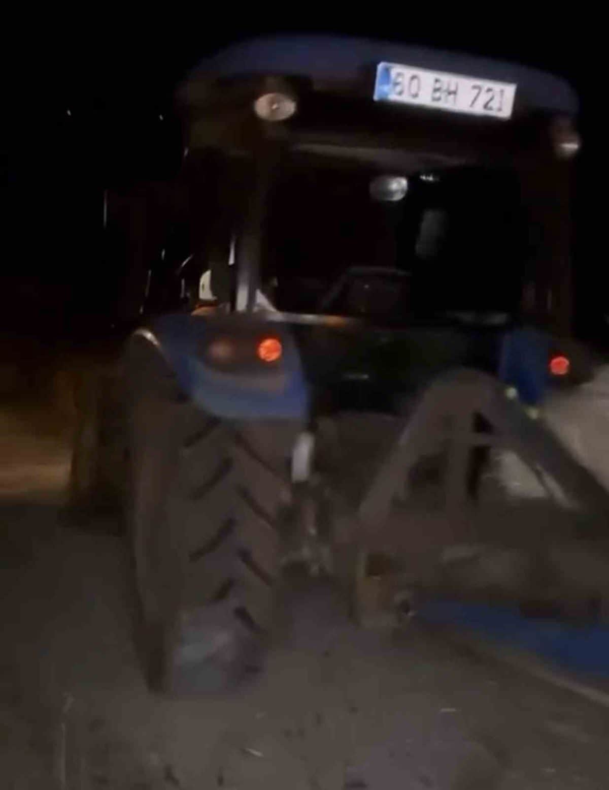 Tokat'ta traktöre çarpma kazası: Saman balyası koymaya çalışırken otomobil çarptı Tokat'ta traktöre çarpma kazası: Saman balyası koymaya çalışırken otomobil çarptı