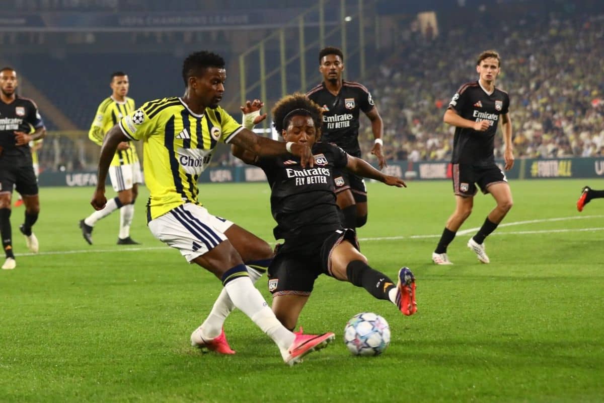 Fenerbahçe, Lyon ile 1-1 Berabere Kaldı Fenerbahçe, Lyon ile 1-1 Berabere Kaldı