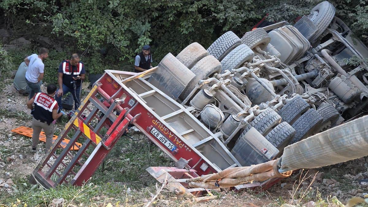 Akyazı'da Lowbed Kazası: Sürücü Hayatını Kaybetti Akyazı'da Lowbed Kazası: Sürücü Hayatını Kaybetti