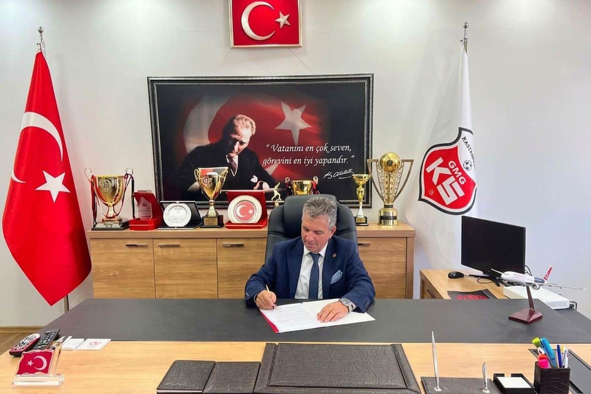 Yönetim kurulu üyelerini istifaya davet eden başkanı görevden aldılar Yönetim kurulu üyelerini istifaya davet eden başkanı görevden aldılar