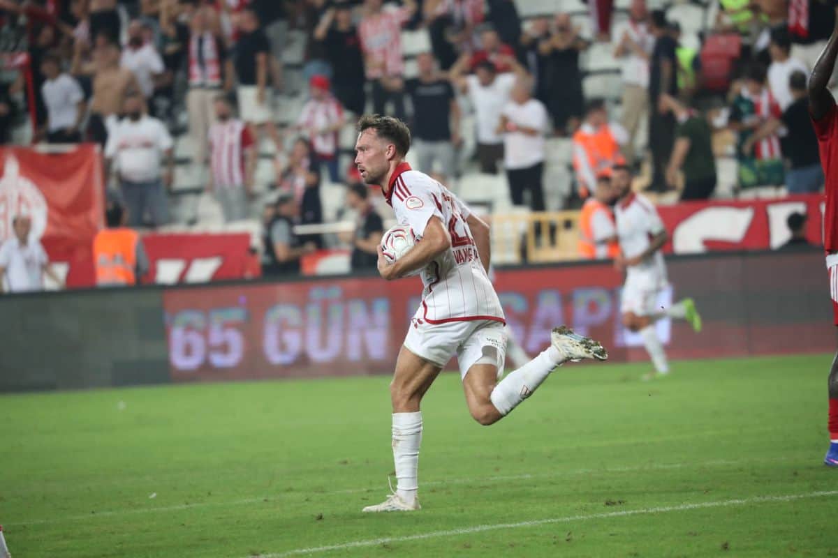 Antalyaspor evinde Pendikspor'a 3-2 yenildi Antalyaspor evinde Pendikspor'a 3-2 yenildi