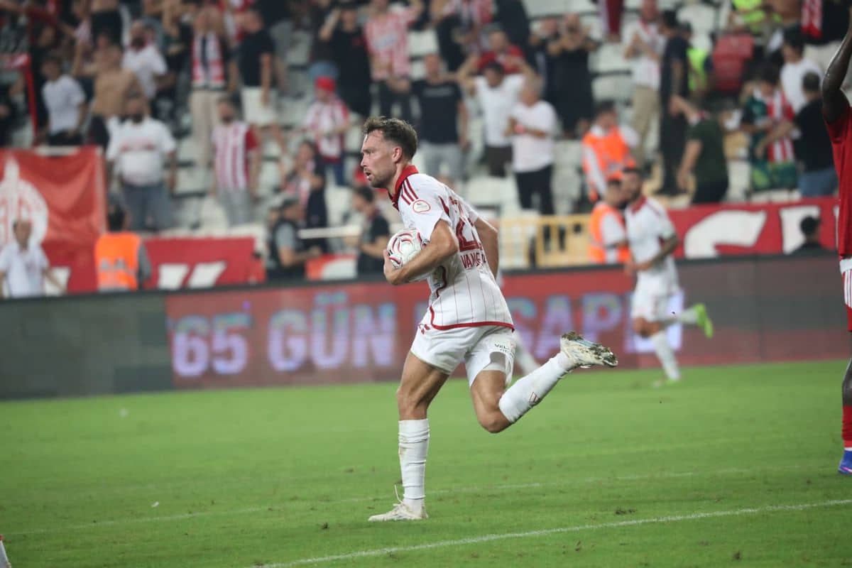 Antalyaspor evinde Pendikspor'a 3-2 yenildi Antalyaspor evinde Pendikspor'a 3-2 yenildi