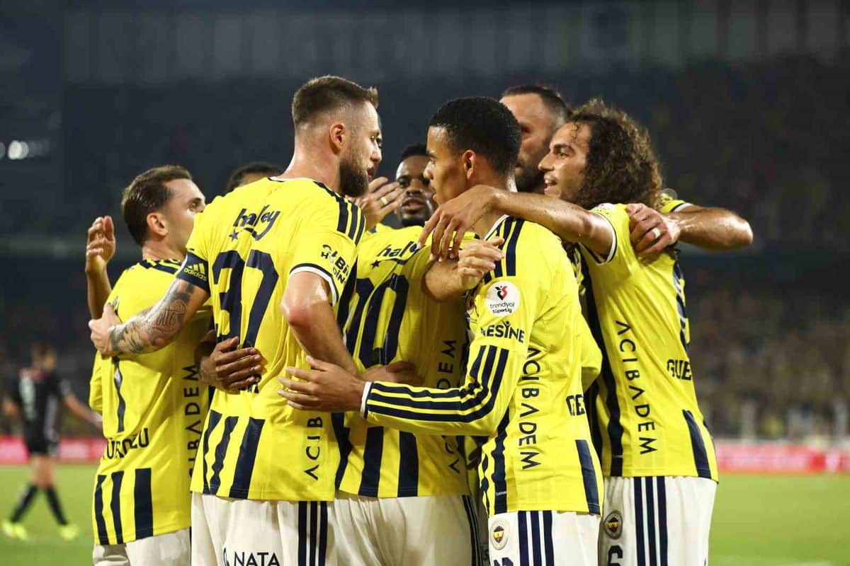 Fenerbahçe İlk Galibiyetini Konyaspor'u 4-2 Yenerek Aldı Fenerbahçe İlk Galibiyetini Konyaspor'u 4-2 Yenerek Aldı