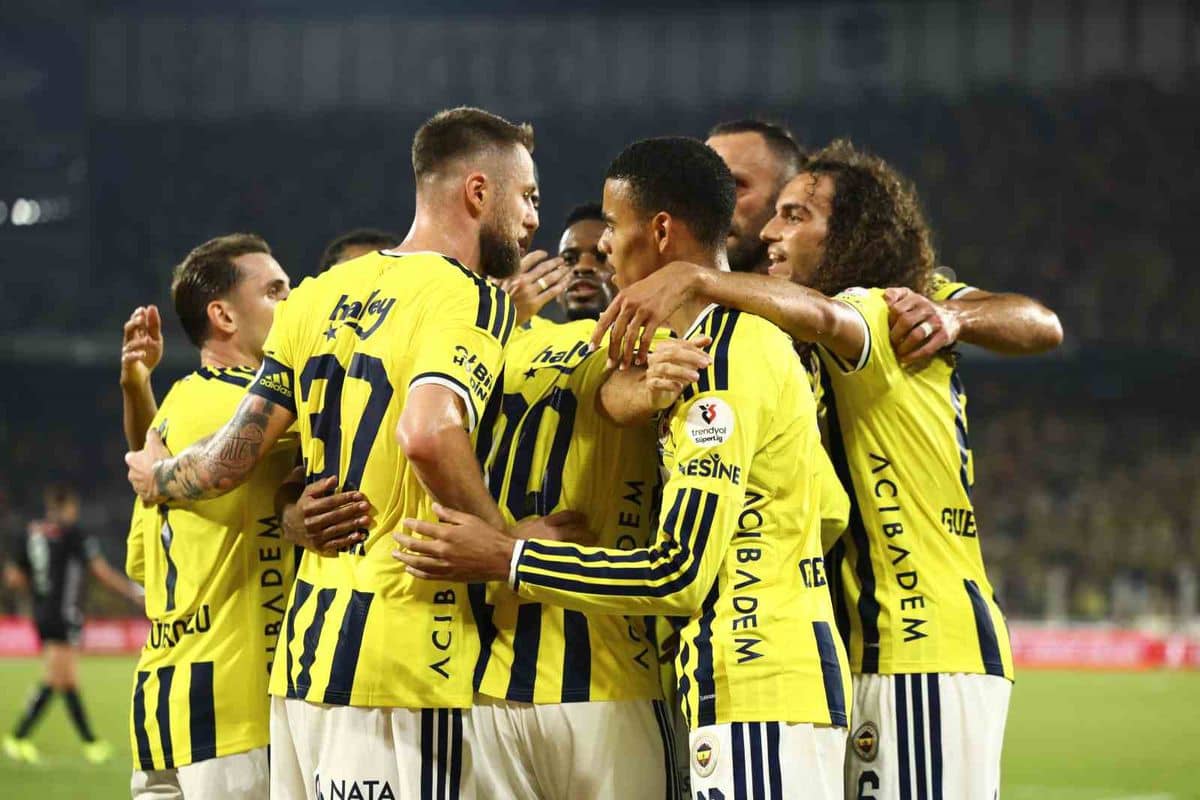 Fenerbahçe İlk Galibiyetini Konyaspor'u 4-2 Yenerek Aldı Fenerbahçe İlk Galibiyetini Konyaspor'u 4-2 Yenerek Aldı