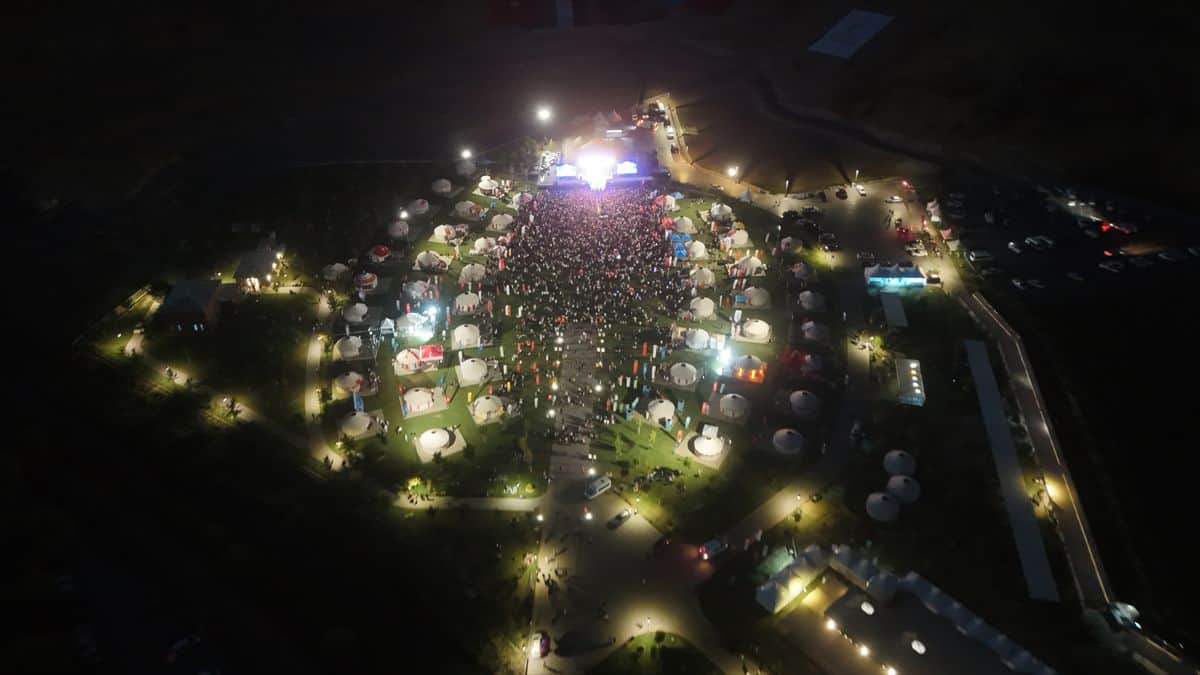 Ahlat'ta Malazgirt Zaferi Coşkusu: Konser ve Bayraklı Yürüyüş Ahlat'ta Malazgirt Zaferi Coşkusu: Konser ve Bayraklı Yürüyüş