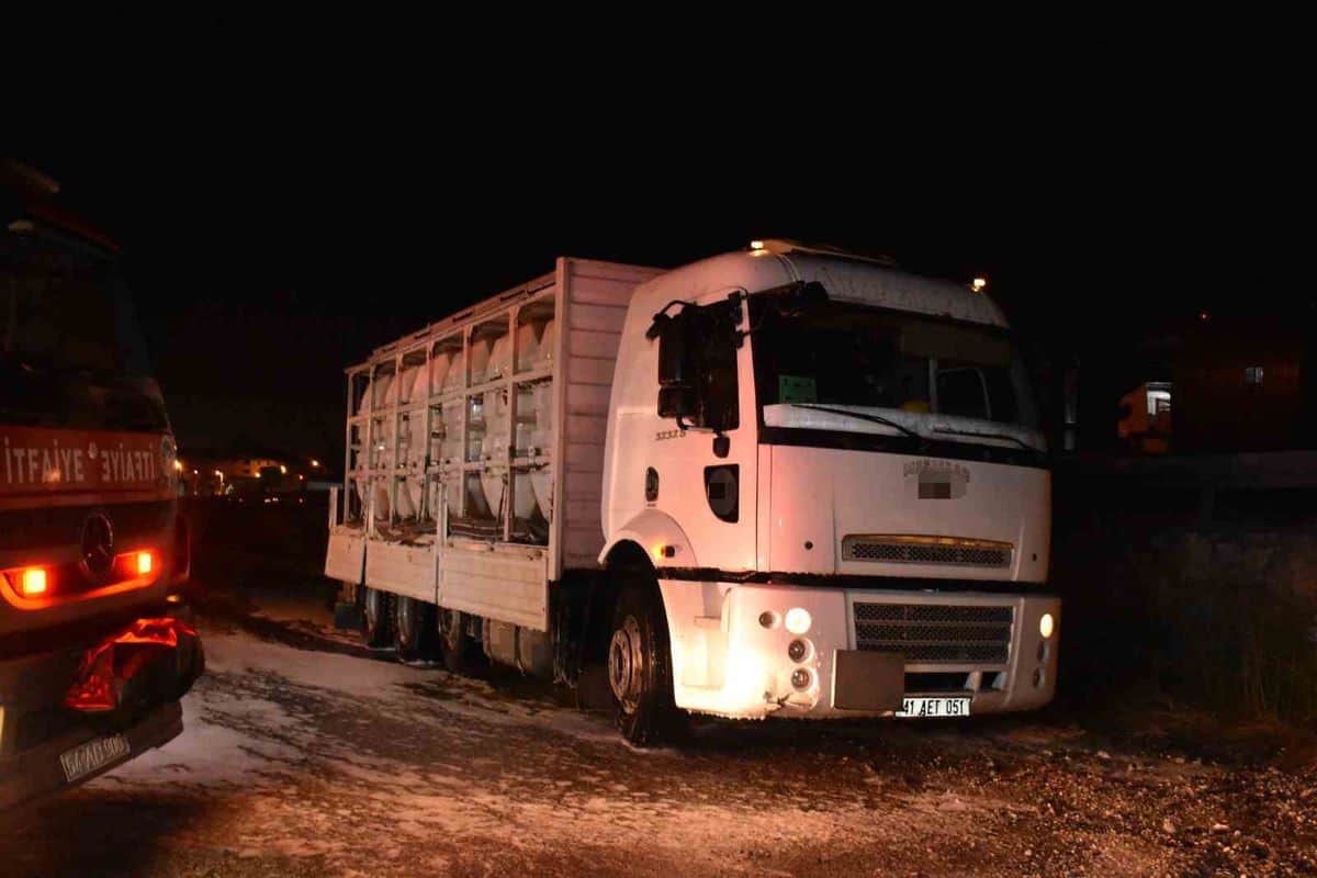 Hendek'te tuz ruhu sızıntısı: 2 kişi hastanede Hendek'te tuz ruhu sızıntısı: 2 kişi hastanede