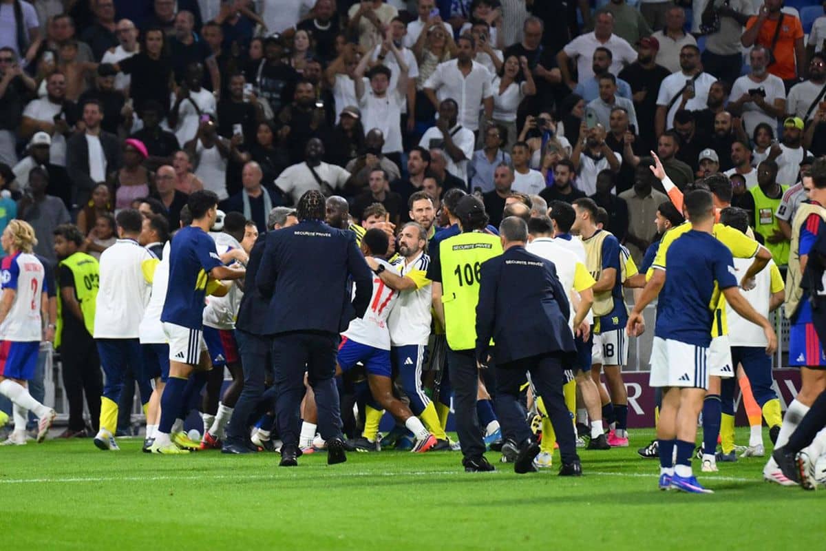 Fenerbahçe'nin yıldızına saldırdılar! Fenerbahçe'nin yıldızına saldırdılar!