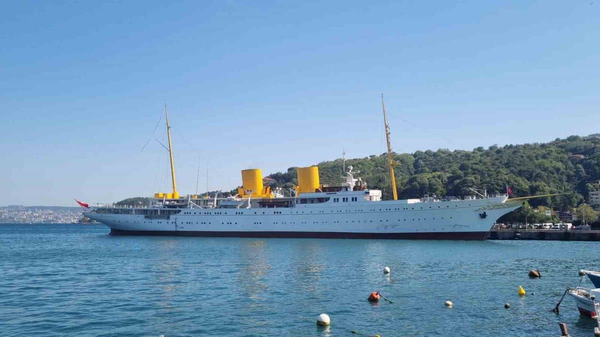 TCG Savarona Büyükdere'de Demirledi TCG Savarona Büyükdere'de Demirledi