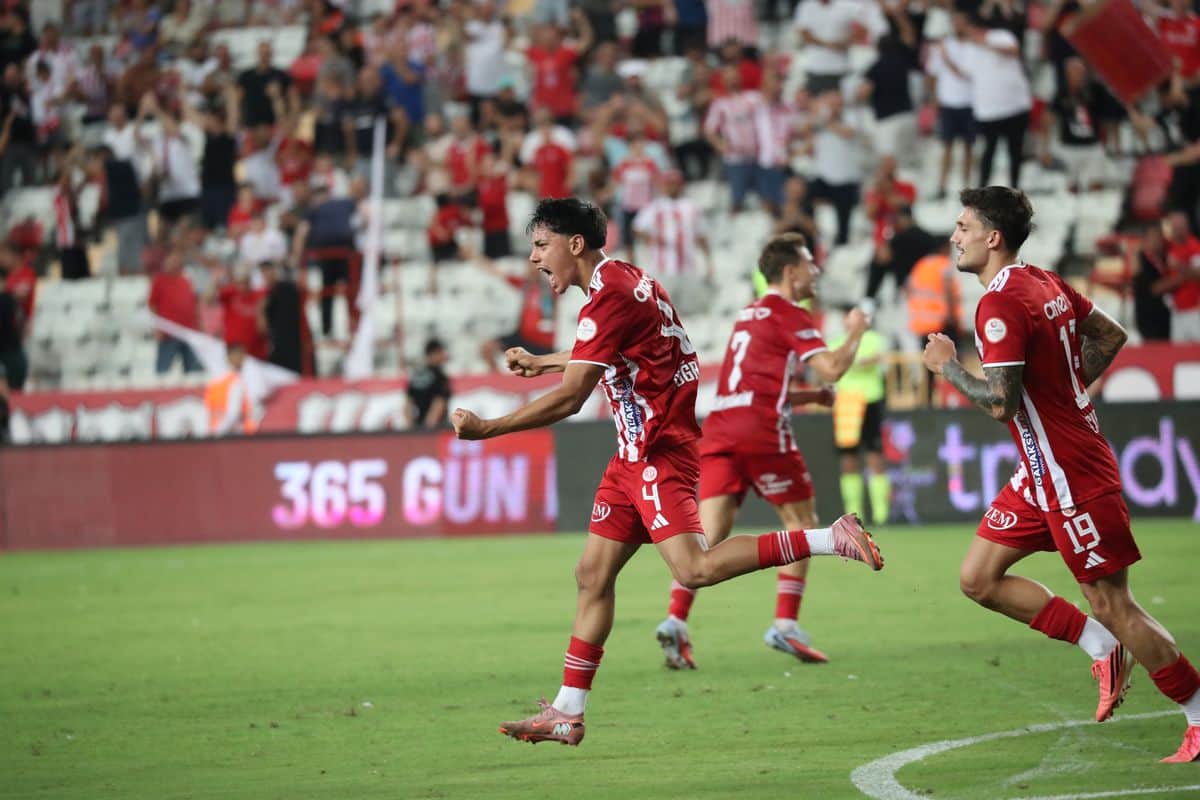 Antalyaspor Evinde Sarıyer'e 2-1 Mağlup Oldu Antalyaspor Evinde Sarıyer'e 2-1 Mağlup Oldu