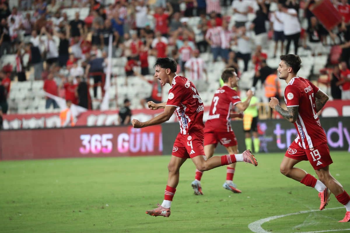 Antalyaspor Evinde Sarıyer'e 2-1 Mağlup Oldu Antalyaspor Evinde Sarıyer'e 2-1 Mağlup Oldu