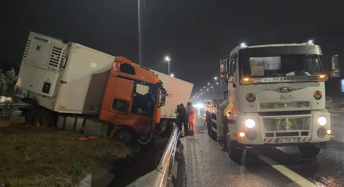 Kuzey Marmara Otoyolu'nda TIR Bariyere Çarptı Kuzey Marmara Otoyolu'nda TIR Bariyere Çarptı