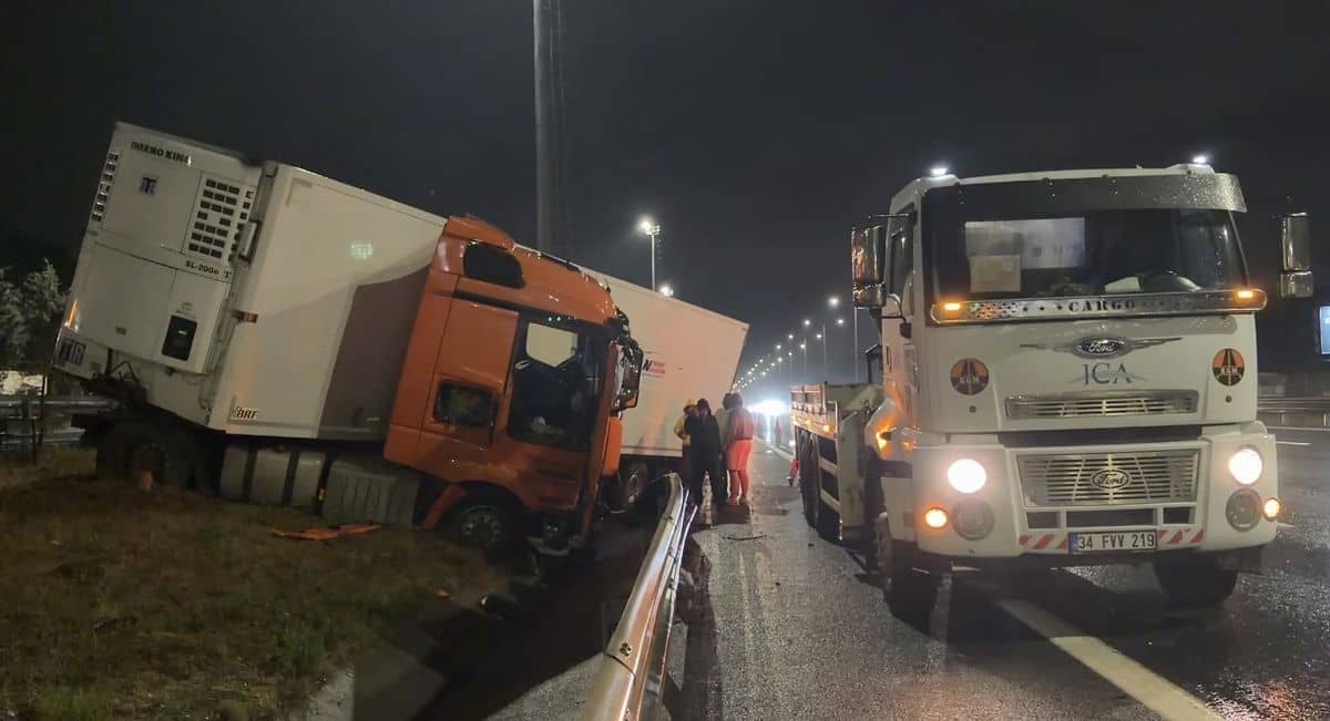 Kuzey Marmara Otoyolu'nda TIR Bariyere Çarptı Kuzey Marmara Otoyolu'nda TIR Bariyere Çarptı