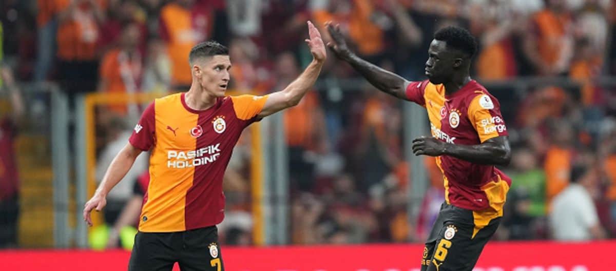 Galatasaray, Göztepe'yi 3-2 Mağlup Ederek Liderliğe Yükseldi Galatasaray, Göztepe'yi 3-2 Mağlup Ederek Liderliğe Yükseldi