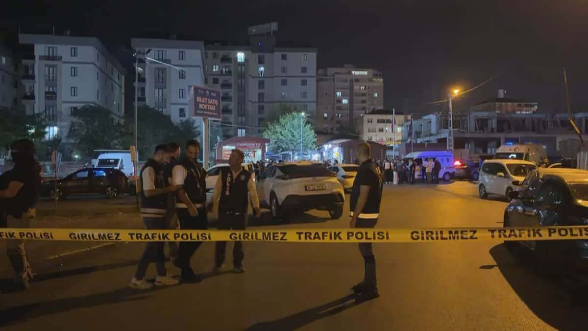 Sultanbeyli'de DEAŞ Operasyonu: Saldırı Planlayan Şüpheli Etkisiz Hale Getirildi Sultanbeyli'de DEAŞ Operasyonu: Saldırı Planlayan Şüpheli Etkisiz Hale Getirildi