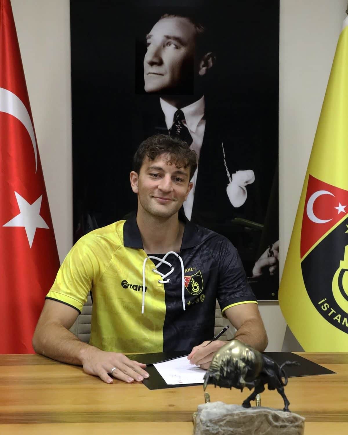 İstanbulspor, Emrecan Uzunhan’ı kadrosuna dahil etti İstanbulspor, Emrecan Uzunhan’ı kadrosuna dahil etti
