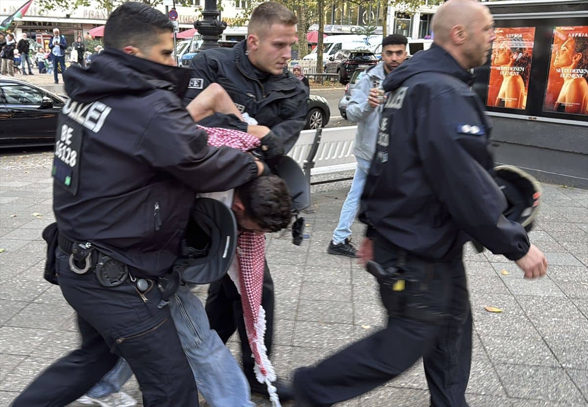 Berlin'de Filistin yürüyüşünde gözaltılar Berlin'de Filistin yürüyüşünde gözaltılar