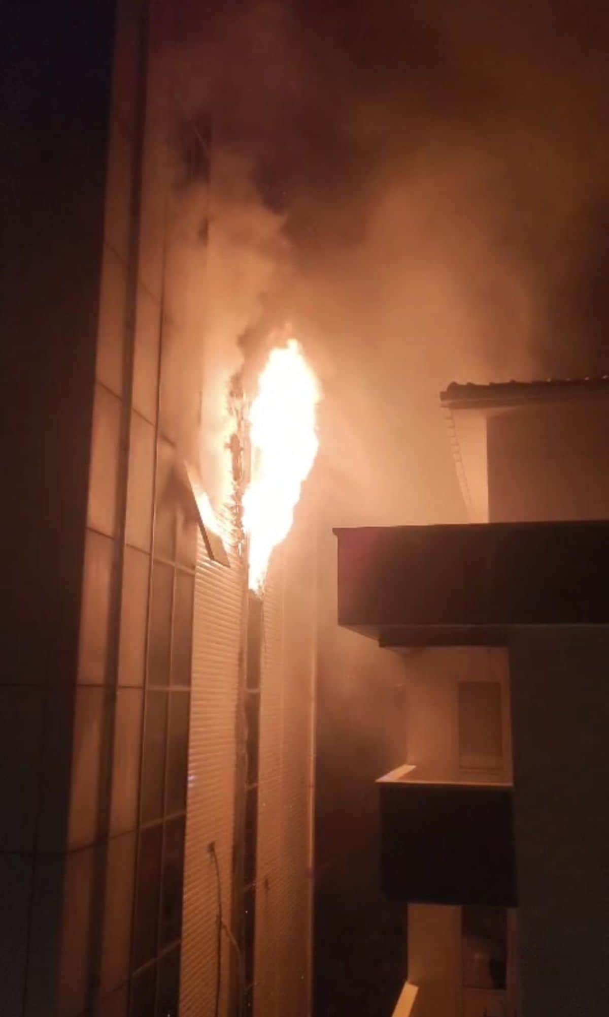 Beykoz'da 7 Katlı Plazada Yangın Beykoz'da 7 Katlı Plazada Yangın