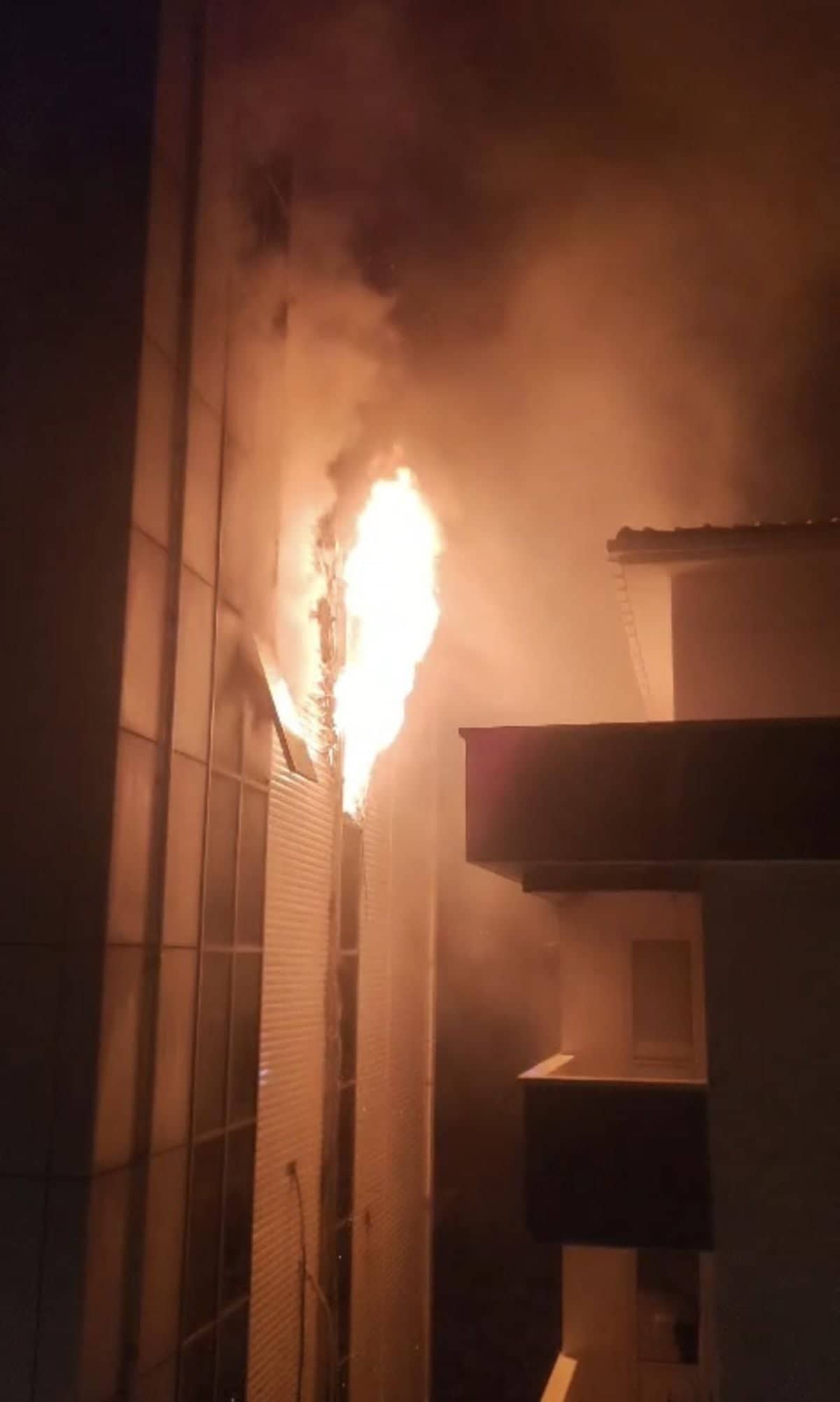 Beykoz'da 7 Katlı Plazada Yangın Beykoz'da 7 Katlı Plazada Yangın