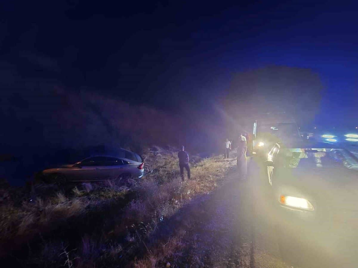 Bingöl'de Otomobil Yoldan Çıktı: 2 Yaralı Bingöl'de Otomobil Yoldan Çıktı: 2 Yaralı