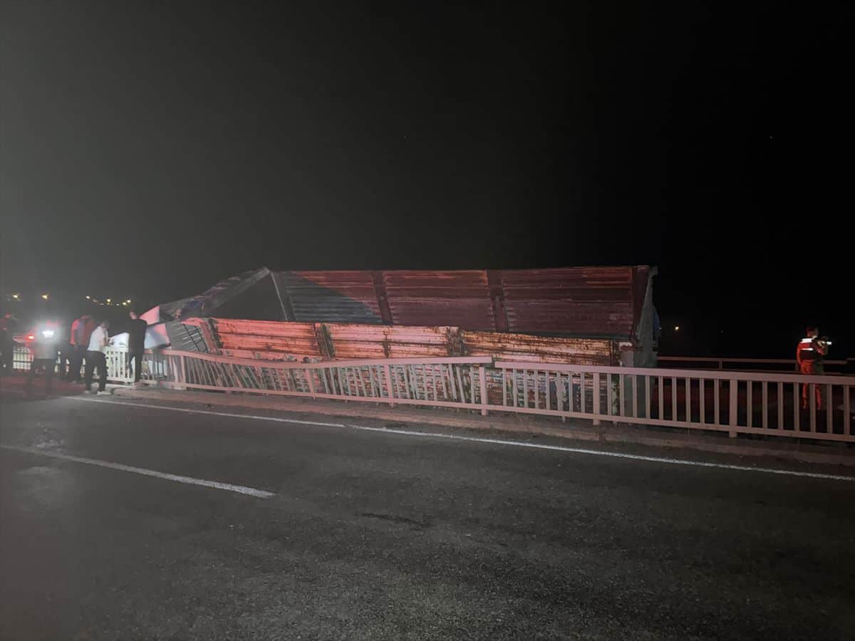 Oltu'da Tır Devrildi: Sürücü Yaralandı Oltu'da Tır Devrildi: Sürücü Yaralandı