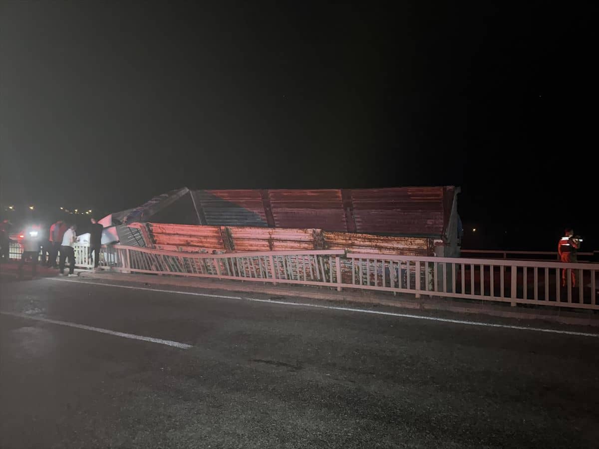 Oltu'da Tır Devrildi: Sürücü Yaralandı Oltu'da Tır Devrildi: Sürücü Yaralandı