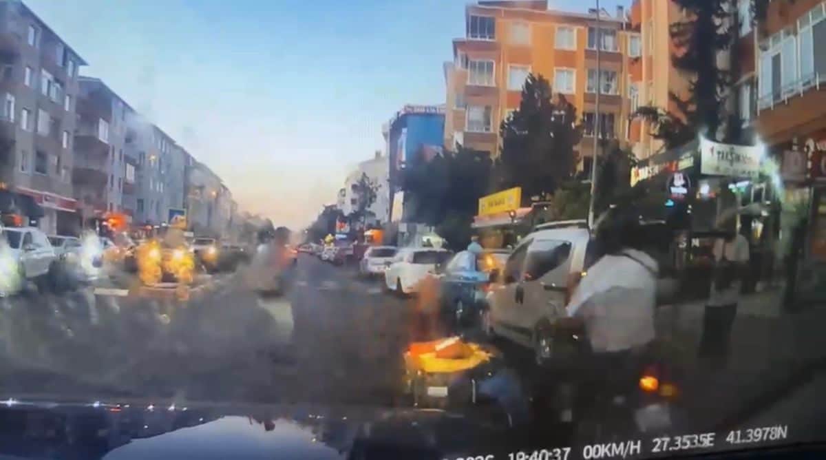 Tekerlekli sandalyedeki vatandaşın ayağına çarpıp yoluna devam etti Tekerlekli sandalyedeki vatandaşın ayağına çarpıp yoluna devam etti
