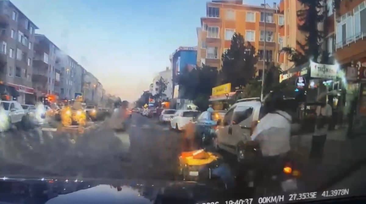 Tekerlekli sandalyedeki vatandaşın ayağına çarpıp yoluna devam etti Tekerlekli sandalyedeki vatandaşın ayağına çarpıp yoluna devam etti