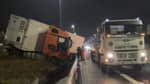 Çekmeköy'de yağış nedeniyle kayganlaşan yolda TIR bariyere çarptı Çekmeköy'de yağış nedeniyle kayganlaşan yolda TIR bariyere çarptı