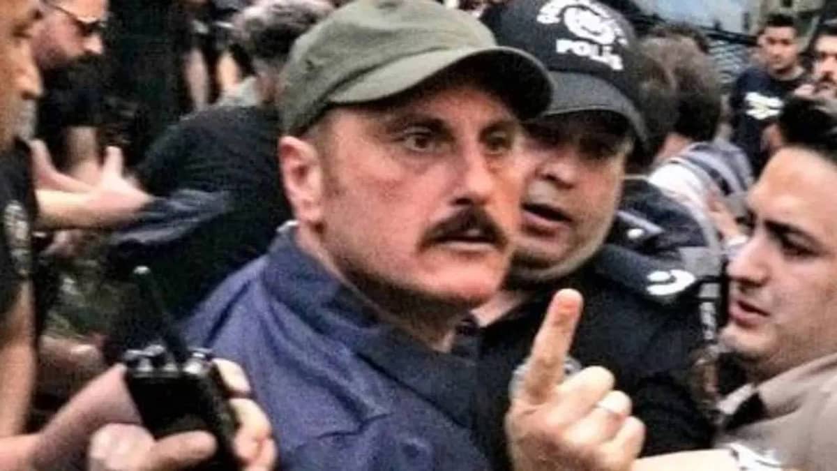 Gazetecilere ve protestoculara sert müdahaleleriyle anılıyordu: Hanifi Zengin 1. Sınıf Emniyet Müdürü rütbesine terfi etti Gazetecilere ve protestoculara sert müdahaleleriyle anılıyordu: Hanifi Zengin 1. Sınıf Emniyet Müdürü rütbesine terfi etti