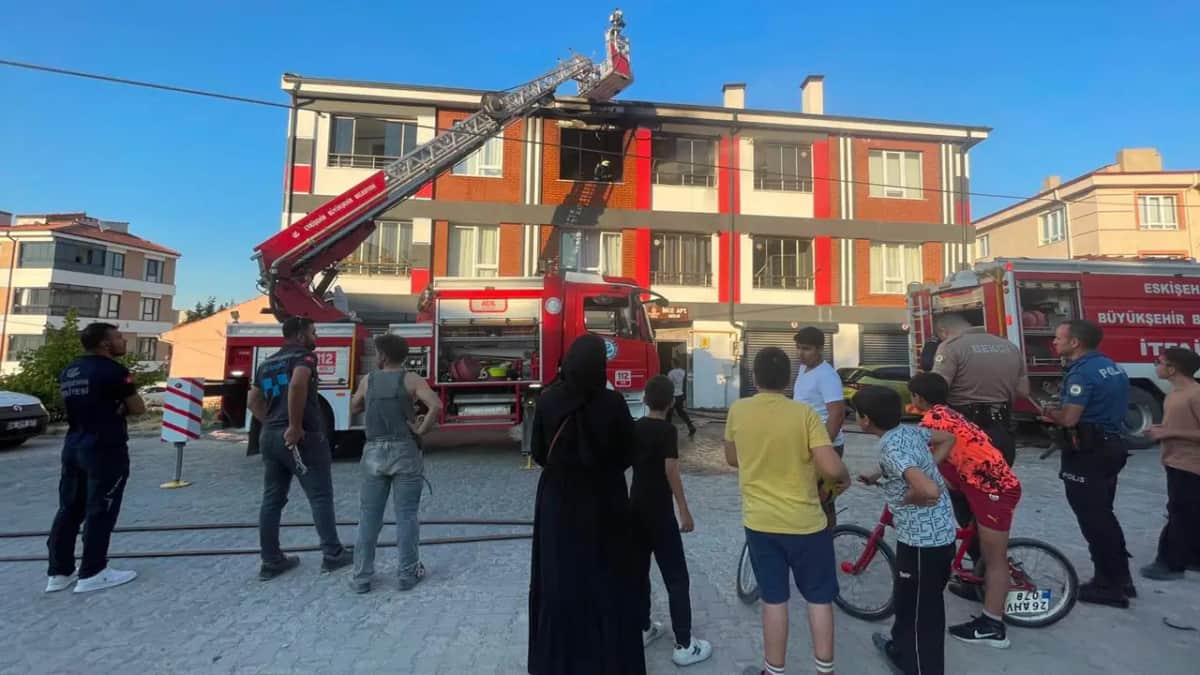 İki katlı binada yangın: 4 kişi dumandan etkilendi İki katlı binada yangın: 4 kişi dumandan etkilendi